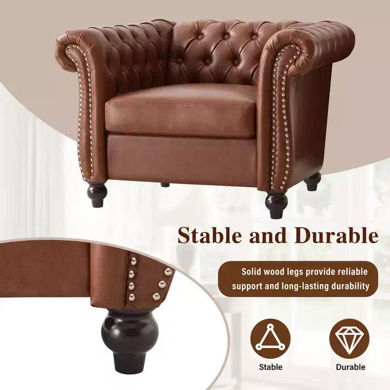 Poltrona Chesterfield Club con braccioli arrotolati, borchie e gambe in legno massello